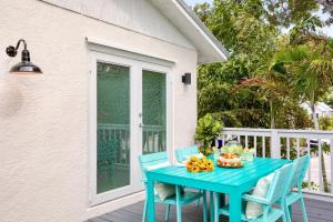 una mesa azul en un porche con sillas azules en Sea Glass Secrets by AvantStay 3 Mins to Beach, en Key West