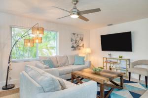 sala de estar con sofá y TV en Sea Glass Secrets by AvantStay 3 Mins to Beach, en Key West