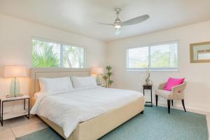 1 dormitorio con 1 cama grande y 1 silla en Sea Glass Secrets by AvantStay 3 Mins to Beach, en Key West