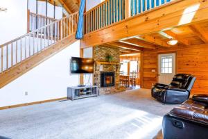 un salon avec un escalier et une cheminée dans l'établissement Twin Creeks Lodge by AvantStay 33 Acre Retreat, à Brevard