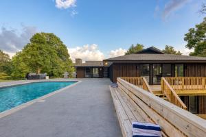 una casa con piscina al lado de un edificio en Amber Refresh by AvantStay Pool and Hot Tub, en Jefferson City