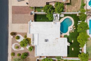 an overhead view of a building with a pool at Bright Eyes by AvantStay Chic Boho Retreat Pool in Phoenix