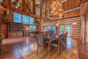 een eetkamer met een grote houten tafel en stoelen bij Azalea Retreat- The Lodge by AvantStay Best View in Lake Norman of Catawba