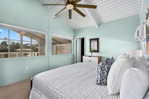Un pat sau paturi într-o cameră la Hale Kalio by AvantStay Easy Beach Access