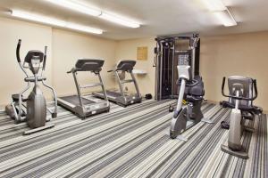una sala de fitness con cintas de correr y bicicletas estáticas en Sonesta Simply Suites Cleveland North Olmsted Airport en North Olmsted