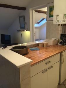 een keuken met een houten aanrecht in een kamer bij Au Bel Yvonne in Hagondange