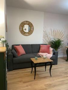 a living room with a couch and a table at Appartement familial 8 personnes proche de Disney et Paris in Chessy