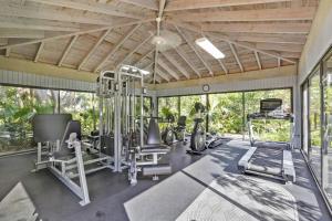 una palestra con diversi tapis roulant e attrezzature per il fitness di Papaya Place by AvantStay Great Location w Balcony Outdoor Dining Shared Pool Hot Tub a Key West