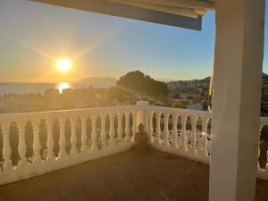 uma vista para o pôr-do-sol a partir de uma varanda em Yoga House em Torre de Benagalbón