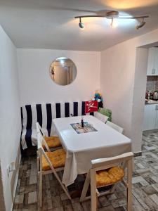 uma sala de jantar com mesa e cadeiras em Apartman Jaca 