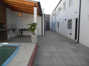 un patio de un edificio con piscina en Fenix Apart en Concepción del Uruguay