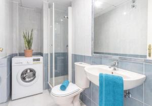 Un baño de Apartamento Dúplex Aloha Calpe, primera línea de playa