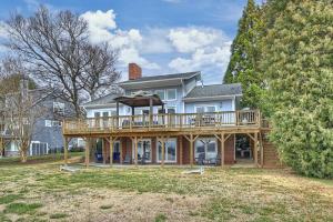 uma casa grande com um grande deque num quintal em Ponderosa Pointe by AvantStay Boathouse Views em Mooresville