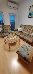 sala de estar con sofá y mesa de centro en Green House Apartment, en Pivka