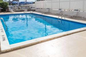 ein großer Pool mit blauem Wasser in der Unterkunft Days Hotel by Wyndham Danville Conference Center in Danville
