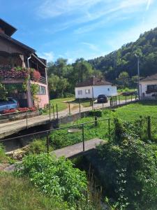 Blick auf einen Bauernhof mit einem Haus in der Unterkunft Apartman Jaca 