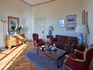 A seating area at Sofitel Winter Palace Luxor