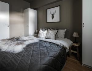 um quarto com uma cama grande e um cobertor em Høyfjellsgrend 962 em Trysil