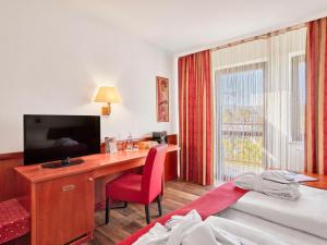 TV a/nebo společenská místnost v ubytování Mercure Hotel Bad Duerkheim An Den Salinen
