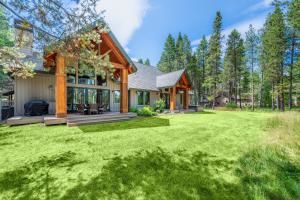 una casa con un gran patio con césped verde en Riverwatch by AvantStay Deschutes in Your Yard, en Bend