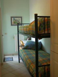 2 łóżka piętrowe w pokoju z poduszką w obiekcie Casa Blu w mieście Imperia