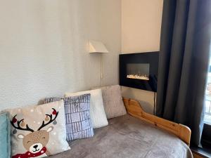 ein kleines Schlafzimmer mit einem Bett und einem Kamin in der Unterkunft Le Balme Studio WiFi/Parking/Balcony in Chamonix-Mont-Blanc