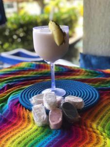 une boisson assise sur une table colorée avec des glaçons dans l'établissement Loft Beira Mar, à Camassari