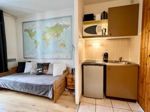 a small room with a bed and a kitchen at Le Balme Studio WiFi/Parking/Balcony in Chamonix-Mont-Blanc