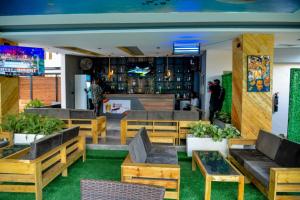 un restaurante con bancos de madera y un bar en SS3 Jabi Hotel en Abuja
