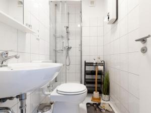 a white bathroom with a toilet and a sink at # VAZ Apartments E02, Küche, WLAN, TV, Netflix, ca 15 Min Messe u HBf in Essen