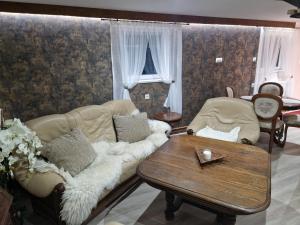 a living room with a couch and a table at Apartmánový dom v Panoráma Parku in Nezbudská Lúčka