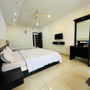 ShravanabelagolaSDK Residency的一间带床和平板电视的卧室
