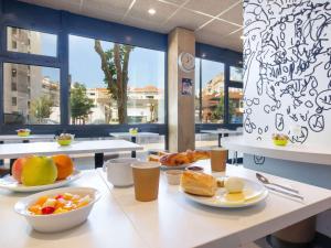 stół śniadaniowy z jedzeniem w restauracji w obiekcie Ibis Budget Marseille Timone w Marsylii