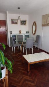 sala de estar con sillas, mesa y espejo en Rosario VIP 2 en Rosario