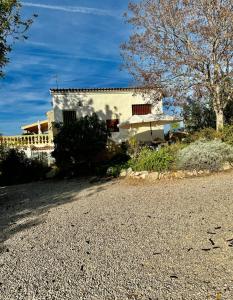 una casa bianca seduta su una strada sterrata di Casa Rural Girasoles Calig REF. 046 a Castellón de la Plana