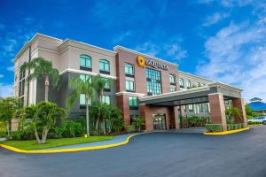 una representación de un hotel con palmeras delante en La Quinta by Wyndham Clearwater South en Clearwater