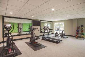 La Quinta by Wyndham Clearwater South في كليرووتر: صالة ألعاب رياضية مع دراجات تمرين وآلات للأقدام