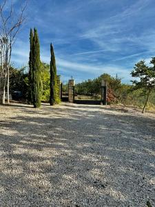 un vialetto con cancello, alberi e recinzione di Casa Rural Girasoles Calig REF. 046 a Castellón de la Plana