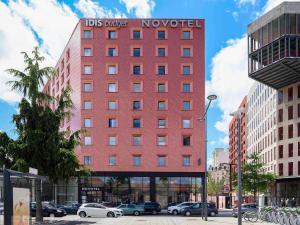 サン・テティエンヌにあるNovotel Saint-Étienne Centre Gare Châteaucreuxの看板付赤い建物