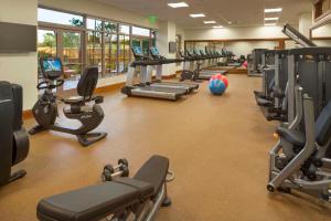 une salle de sport avec une rangée de tapis de course et de machines dans l'établissement Hyatt Vacation Club at Ka'anapali Beach, à Lahaina