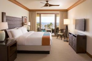 ラハイナにあるHyatt Vacation Club at Ka'anapali Beachのベッドとテレビが備わるホテルルームです。