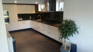 Kuchyň nebo kuchyňský kout v ubytování Bed & Kitchen Den Oever + 30 fotografií