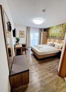 ein Schlafzimmer mit einem großen Bett in einem Zimmer in der Unterkunft Hotel Rheintal in Kappel-Grafenhausen