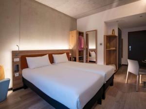 Postel nebo postele na pokoji v ubytování ibis Styles Ajaccio Napoleon