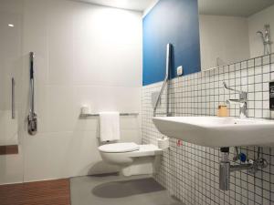 Ibis budget Vitoria Gasteiz في فيتوريا جاستيز: حمام مع مرحاض ومغسلة