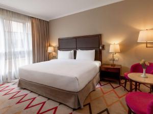Postel nebo postele na pokoji v ubytování Mercure Nairobi Upper Hill