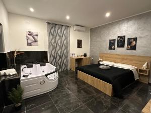 a bedroom with a bathtub and a bed and a bath tub at B&B Residenza De Rose in Cosenza