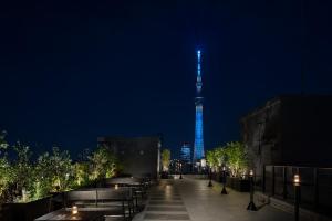 東京的住宿－OMO3 Asakusa by Hoshino Resorts，享有艾菲尔铁塔的夜间景色