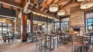 En restaurant eller et andet spisested på Powder Peak by AvantStay Ski In And Out Full Tower Club Amenities