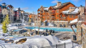 un complejo con piscina en la nieve en Powder Peak by AvantStay Ski In And Out Full Tower Club Amenities, en Park City